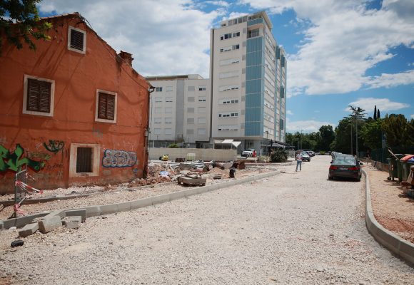 SUTRA SE ZATVARA DIO ULICE KATARINE ZRINSKE I ULAZ U PRIZEMNI DIO PARKIRALIŠTA POLIKLINIKE SUTRA SE ZATVARA DIO ULICE KATARINE ZRINSKE I ULAZ U PRIZEMNI DIO PARKIRALIŠTA POLIKLINIKE