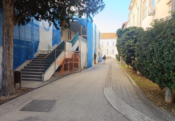 VAŽNA OBAVIJEST ZA PACIJENTE – ULAZ NA HITNI PRIJAM S JUŽNE STRANE!