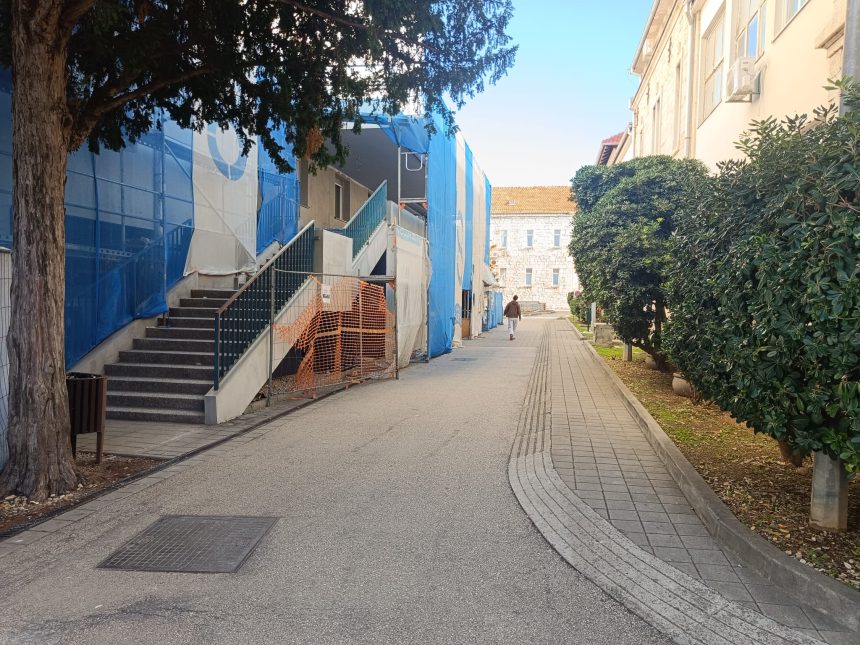 VAŽNA OBAVIJEST ZA PACIJENTE – ULAZ NA HITNI PRIJAM S JUŽNE STRANE! VAŽNA OBAVIJEST ZA PACIJENTE – ULAZ NA HITNI PRIJAM S JUŽNE STRANE!